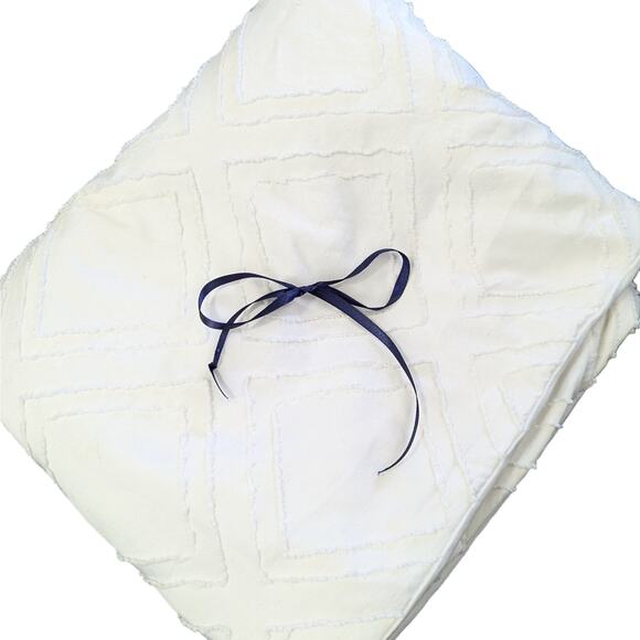 GORGEOUS LIGHTWEIGHT WHITE CHENILLE PATTERNED POLY DUVET, COMFORTER COVER! SZ KG - Picture 1 of 10